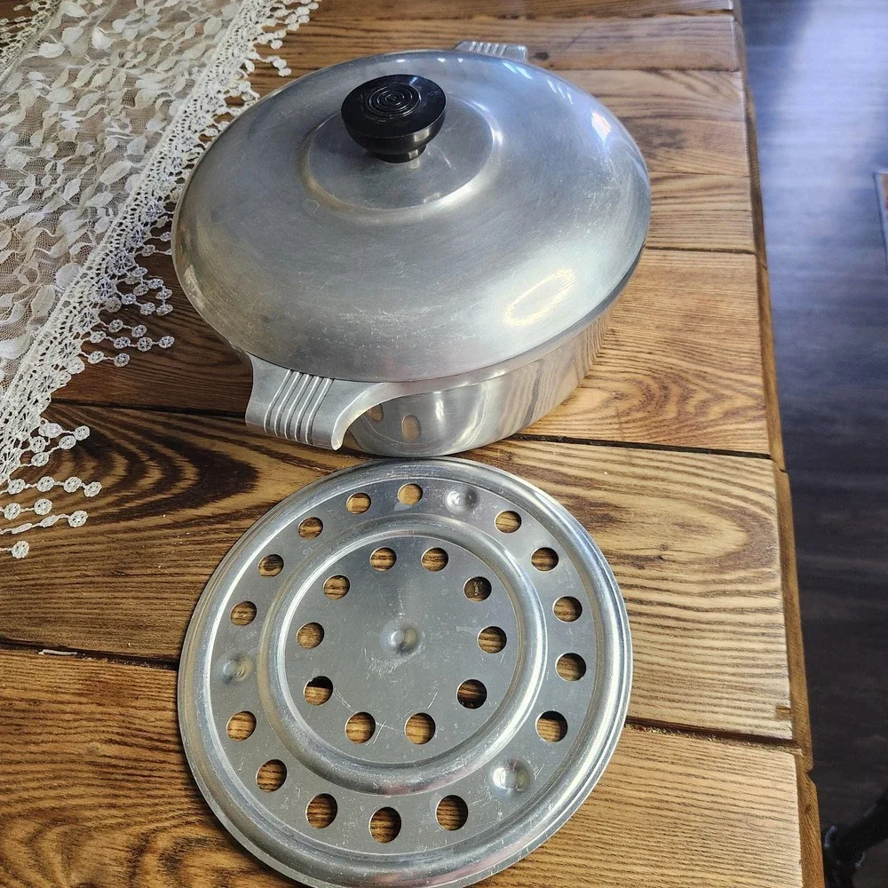 Vintage‎ Magnalite GHC 3qt dutch oven with trivet